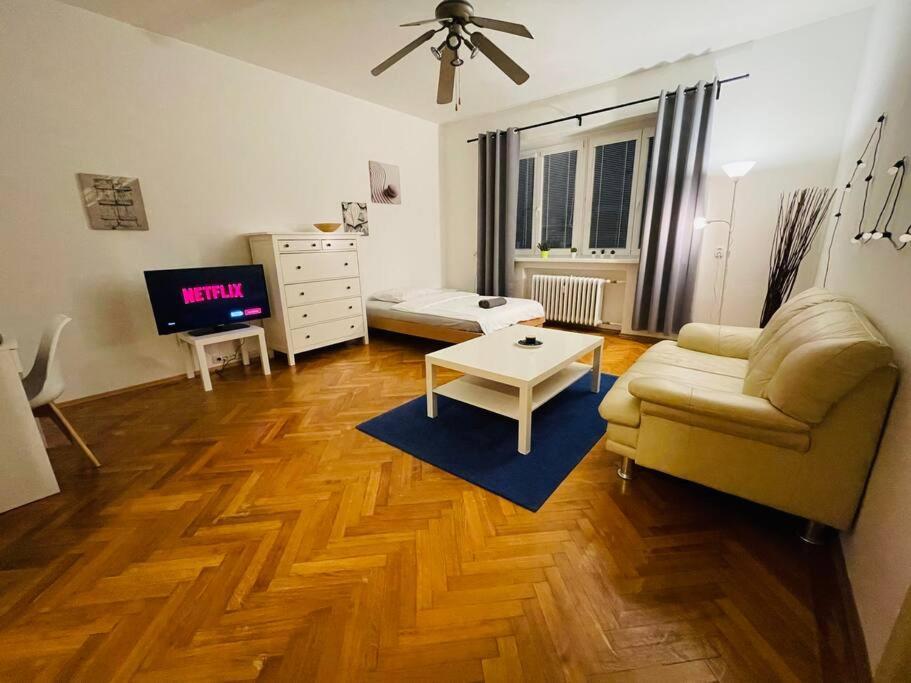Lovely 2Bdr In Center, Wifi & Self-Check In Bratislava Exterior foto