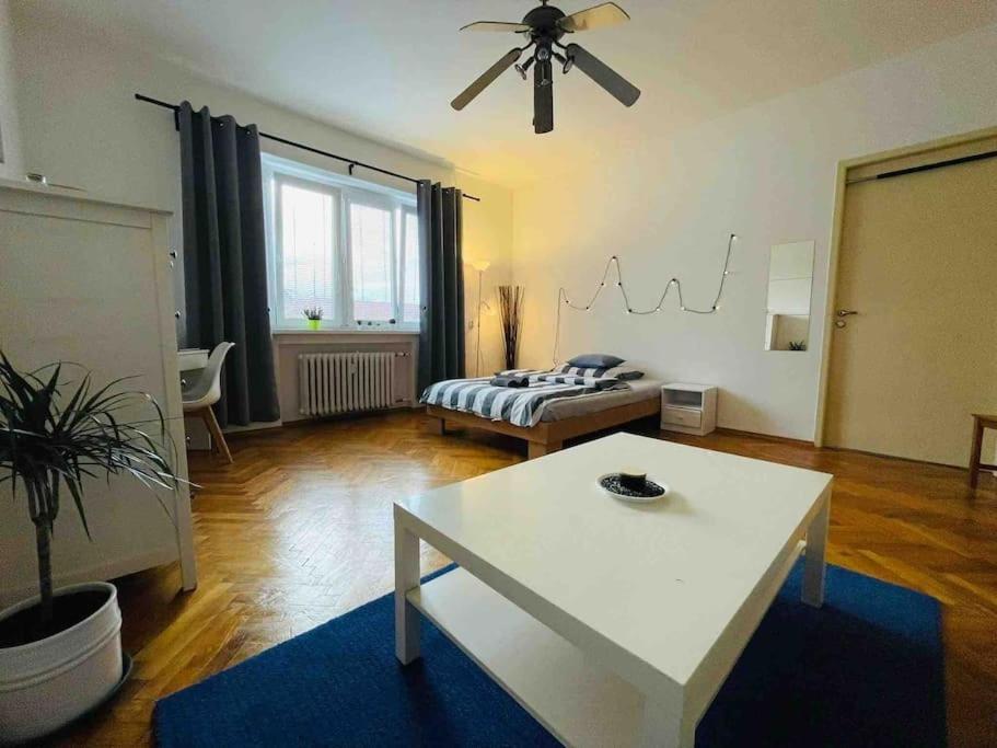 Lovely 2Bdr In Center, Wifi & Self-Check In Bratislava Exterior foto