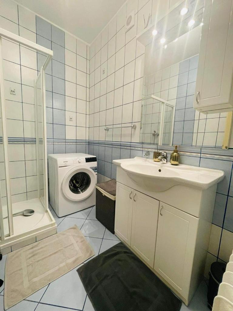 Lovely 2Bdr In Center, Wifi & Self-Check In Bratislava Exterior foto
